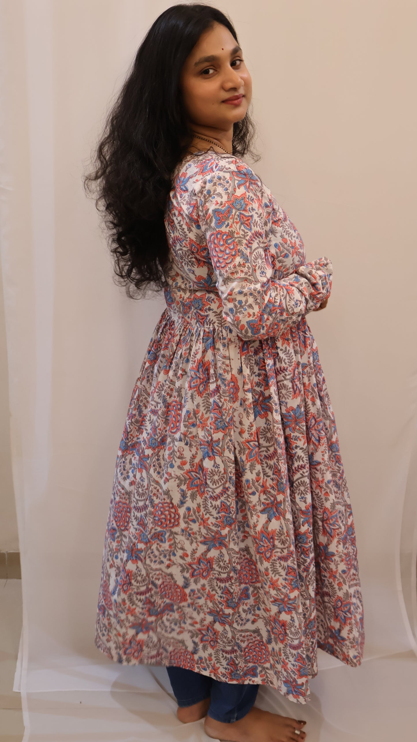 फ्लोरल सांगनेरी प्रिंट कॉटन, लाल और नीले मोटिफ्स के साथ - पारंपरिक हैंड ब्लॉक प्रिंटेड एथनिक ड्रेस