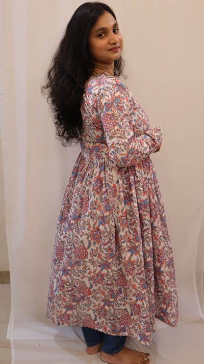 फ्लोरल सांगनेरी प्रिंट कॉटन, लाल और नीले मोटिफ्स के साथ - पारंपरिक हैंड ब्लॉक प्रिंटेड एथनिक ड्रेस