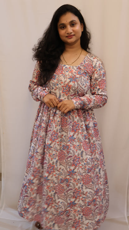 फ्लोरल सांगनेरी प्रिंट कॉटन, लाल और नीले मोटिफ्स के साथ - पारंपरिक हैंड ब्लॉक प्रिंटेड एथनिक ड्रेस
