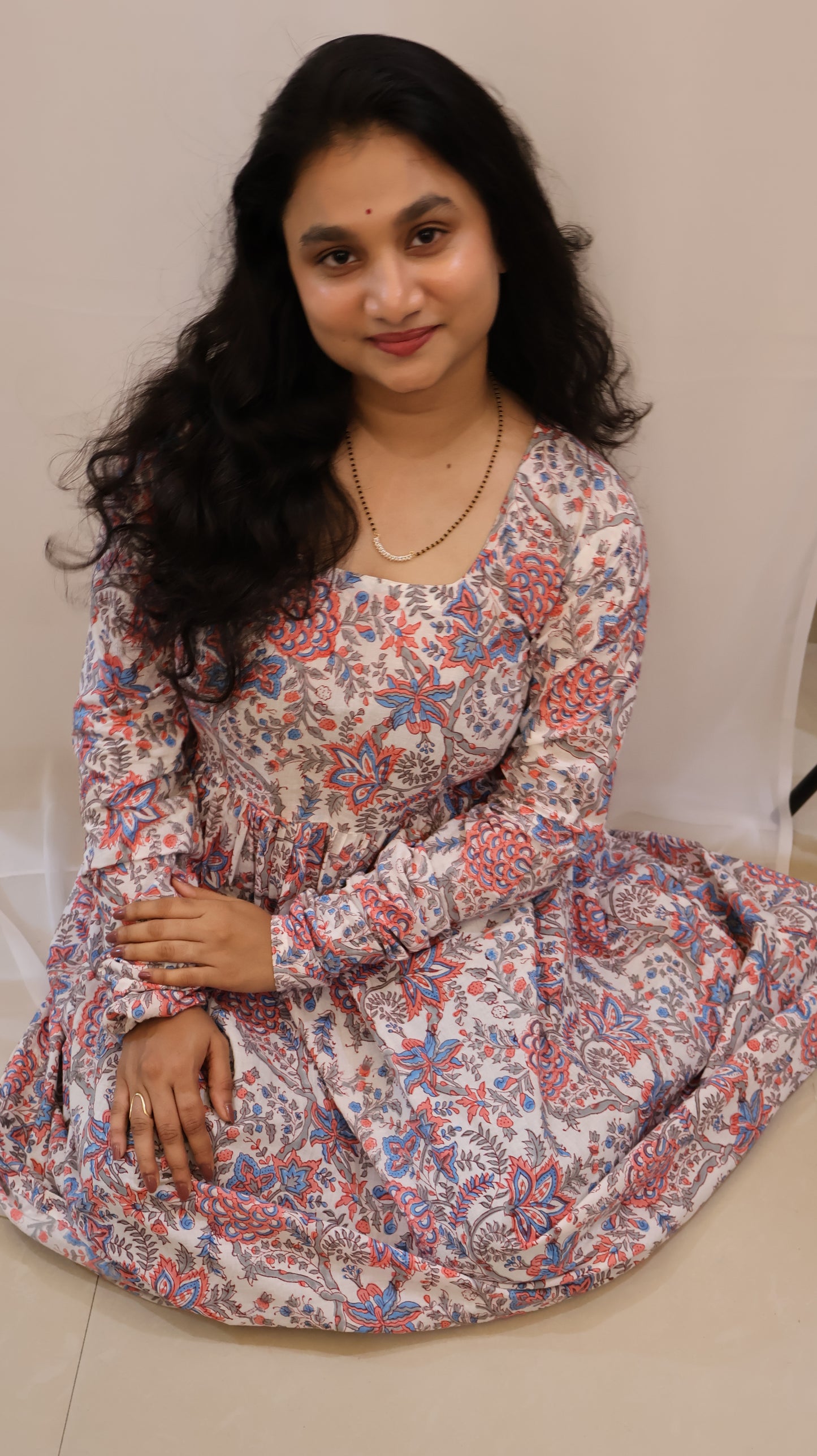 फ्लोरल सांगनेरी प्रिंट कॉटन, लाल और नीले मोटिफ्स के साथ - पारंपरिक हैंड ब्लॉक प्रिंटेड एथनिक ड्रेस