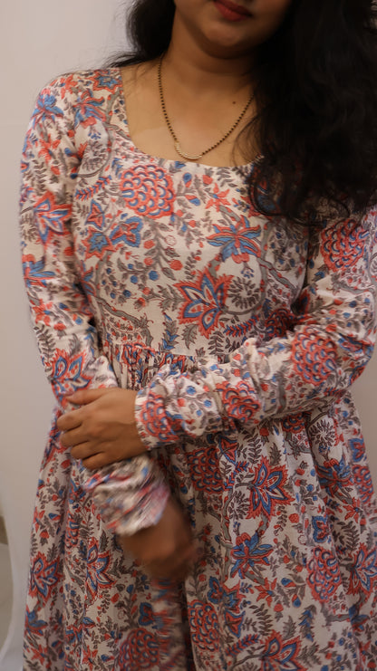 फ्लोरल सांगनेरी प्रिंट कॉटन, लाल और नीले मोटिफ्स के साथ - पारंपरिक हैंड ब्लॉक प्रिंटेड एथनिक ड्रेस